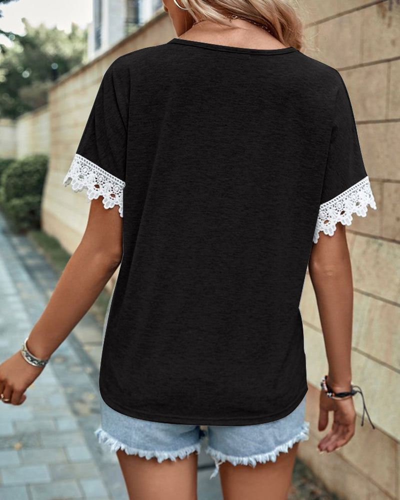 Enfärgad blus med spetsmanschettpanel