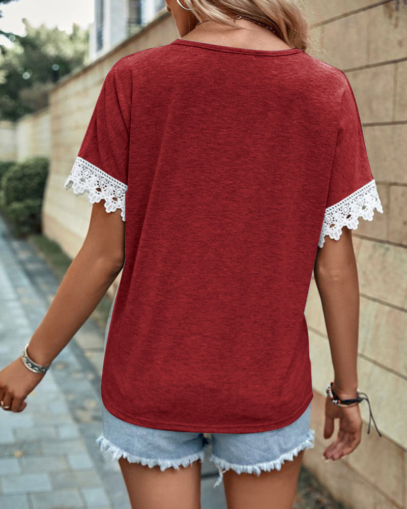 Enfärgad blus med spetsmanschettpanel