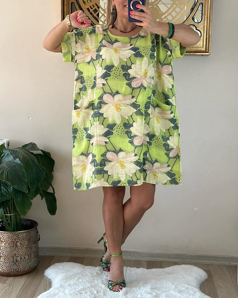 Klänning med blommönster och rund halsringning