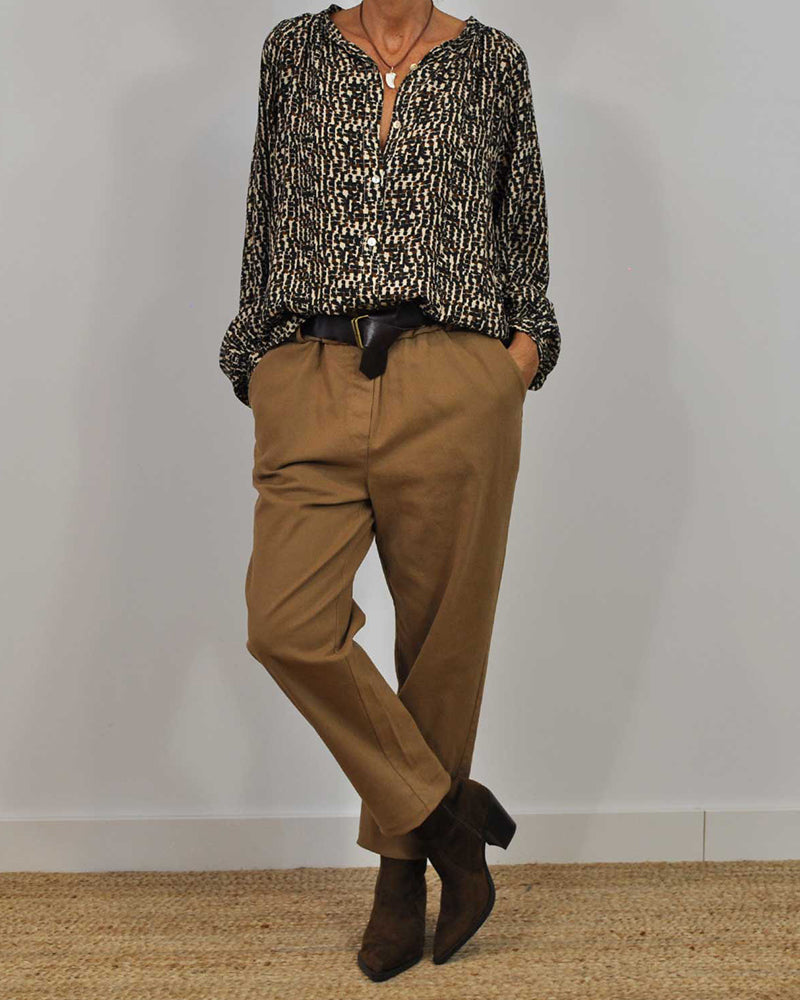 Avslappnad skjorta i retrostil med rund hals