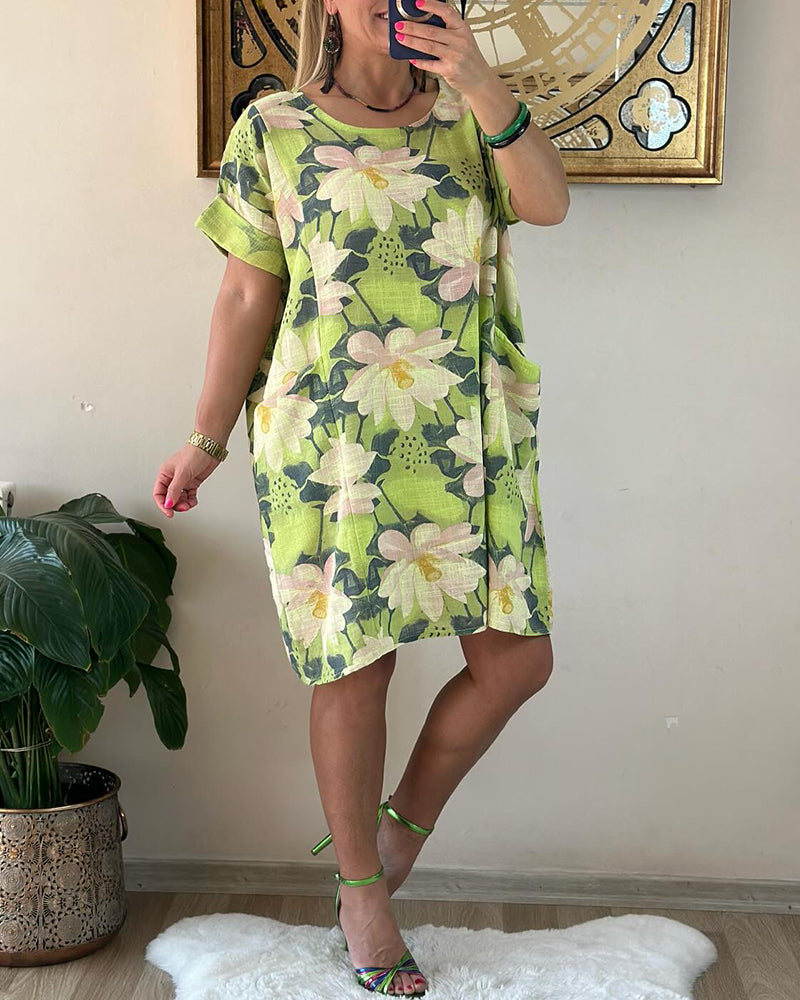 Klänning med blommönster och rund halsringning