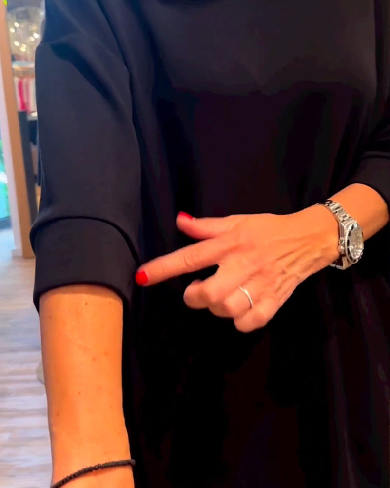 Enfärgad klänning med rund halsringning