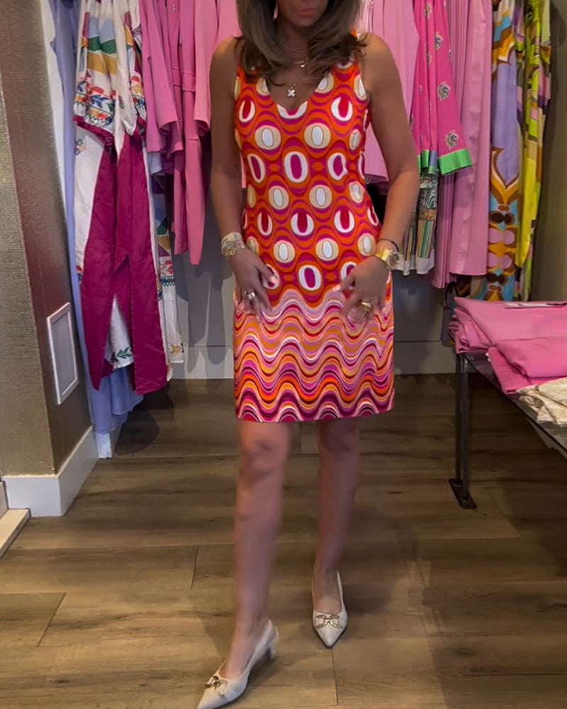 Klänning med tryck och halsringning