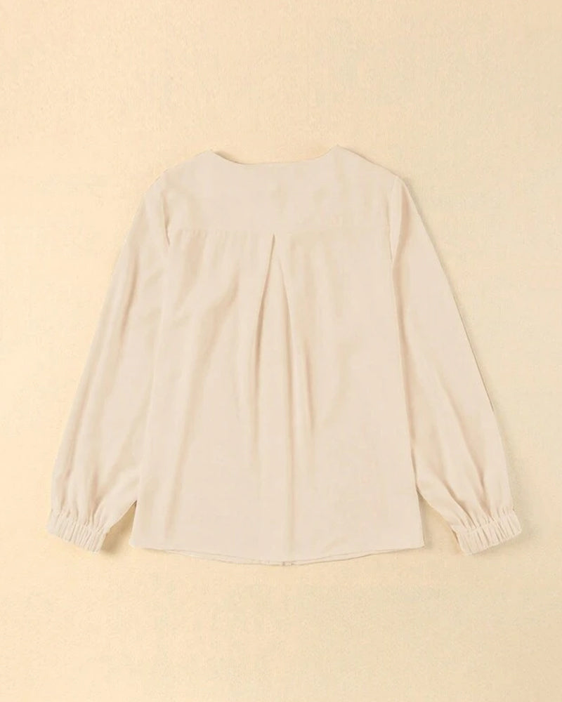 Enfärgad elegant veckad skjorta