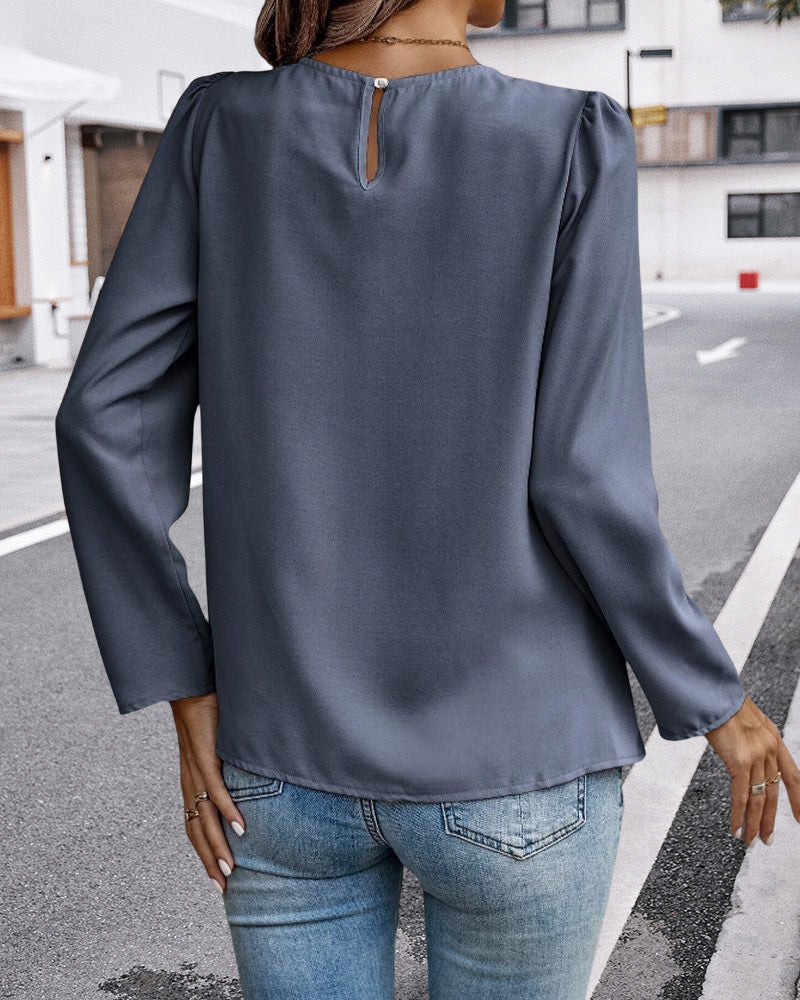 Blus med puffärmar och rejäl plättad
