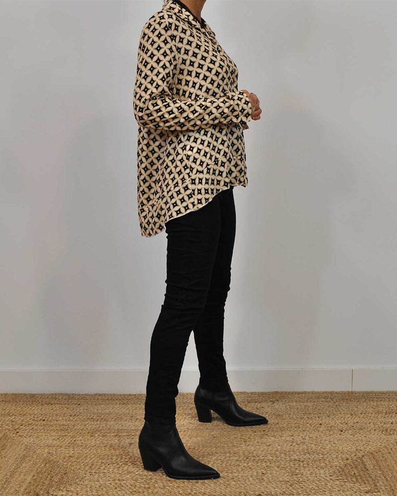 Tryckt långärmad skjorta