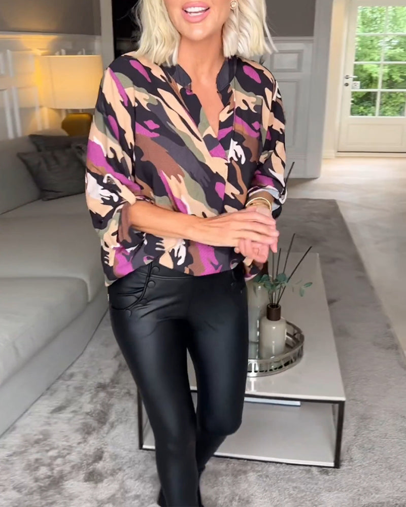 Blus med V-ringning och tie-dye mönster