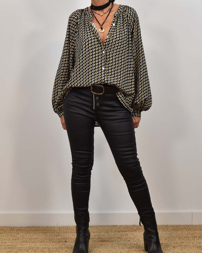 Avslappnad skjorta med geometriskt tryck