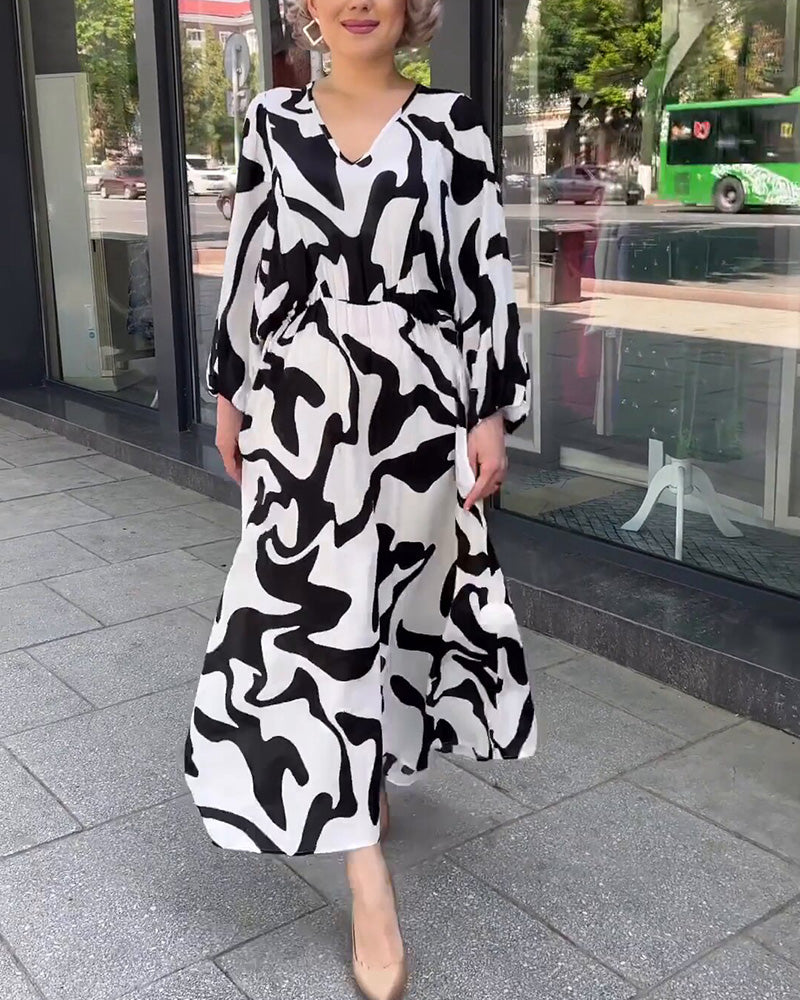 Elegant långärmad klänning i modetryck