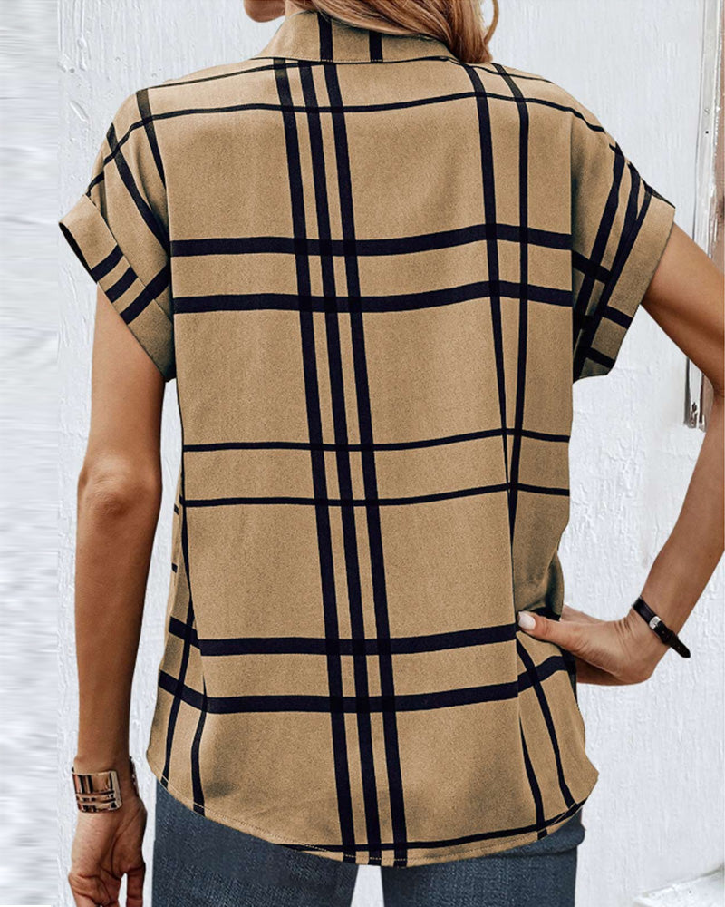 V-ringad blus med rutigt tryck