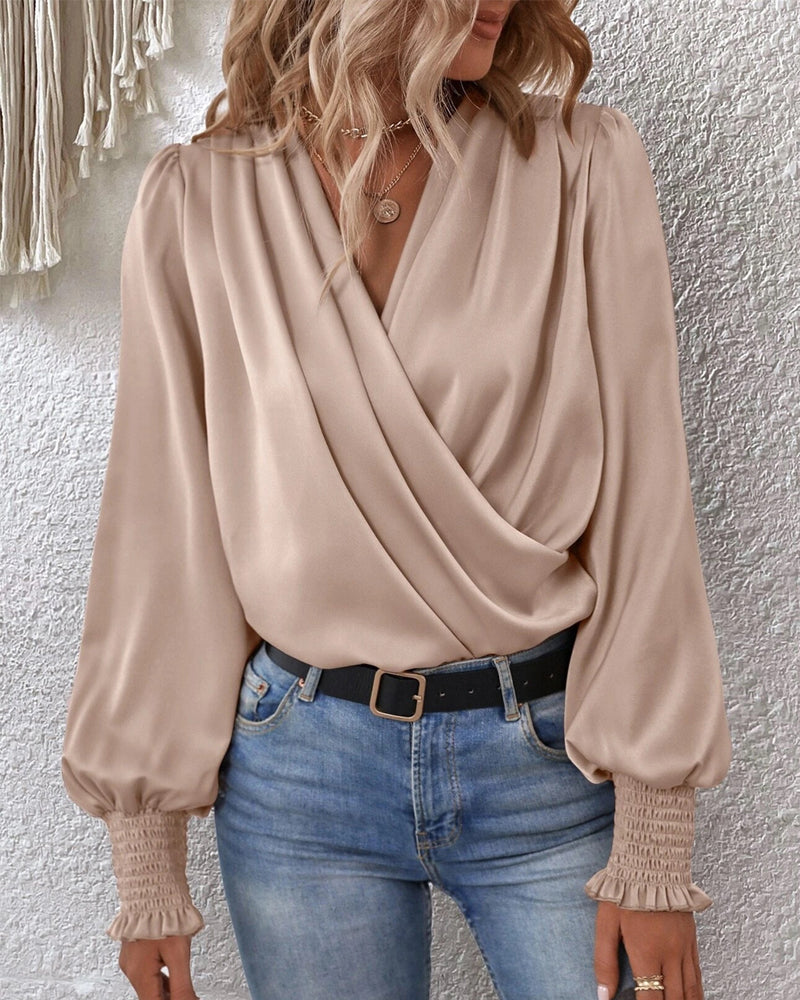 V-ringad elegant enfärgad blus med ballongärm
