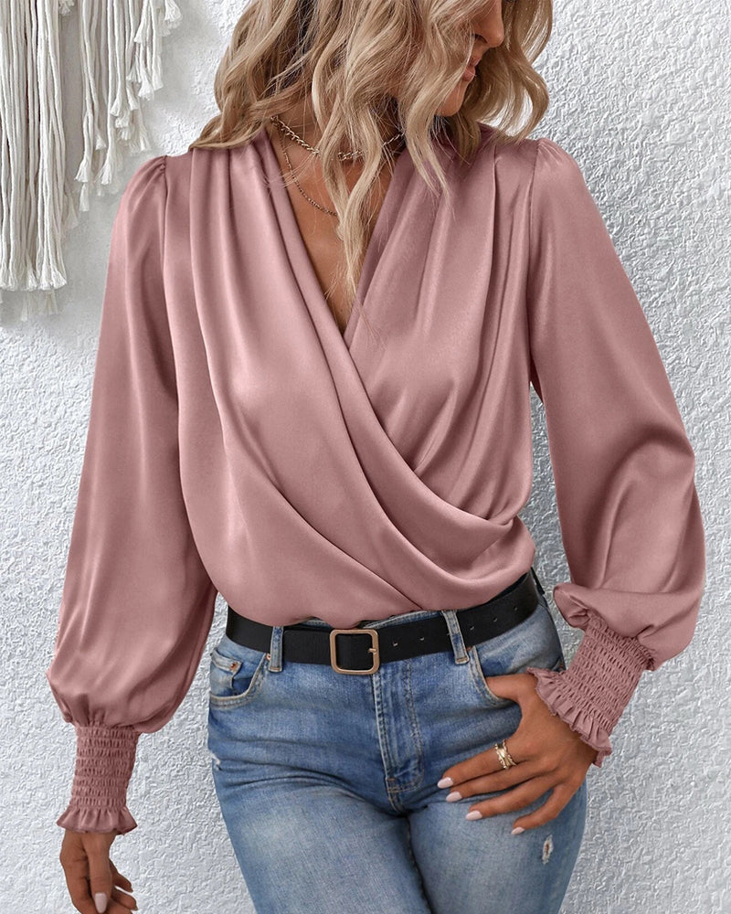 V-ringad elegant enfärgad blus med ballongärm