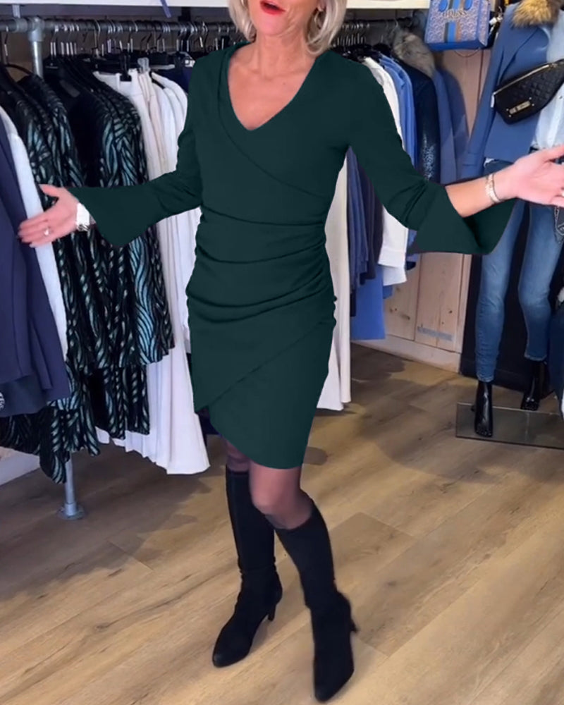 Klänning med V-hals och flarehylsa