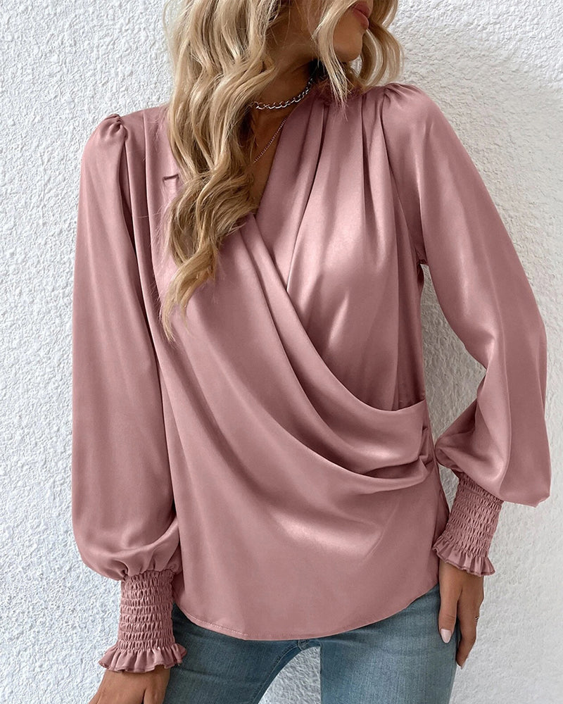 V-ringad elegant enfärgad blus med ballongärm