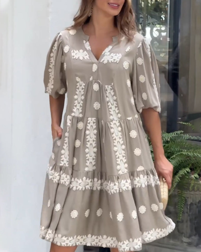 Puffärmsklänning med v-ringning