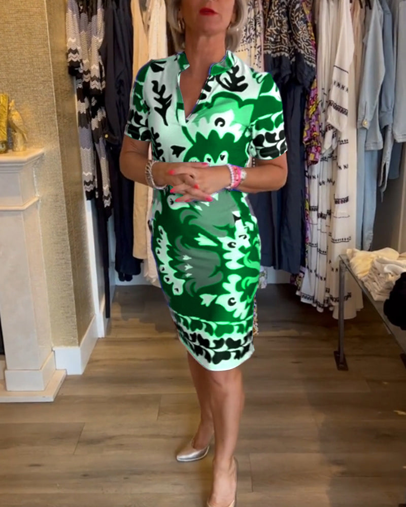 Kortärmad v-ringad klänning med tryck