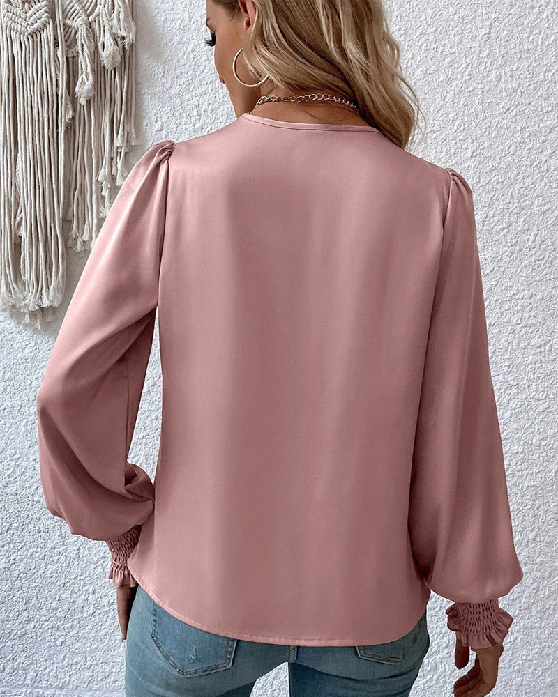V-ringad elegant enfärgad blus med ballongärm