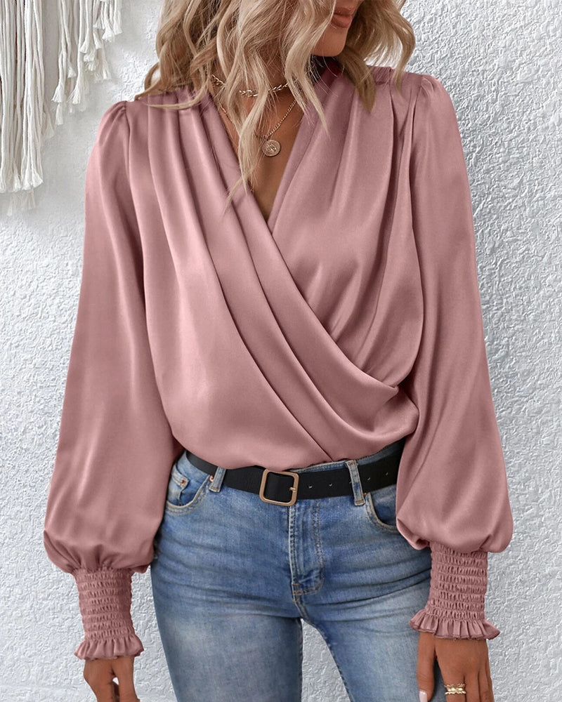 V-ringad elegant enfärgad blus med ballongärm