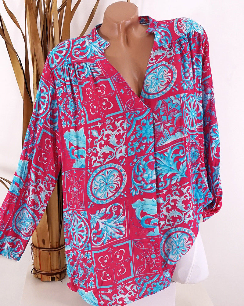 V-ringad avslappnad blus i tryck med lång ärm