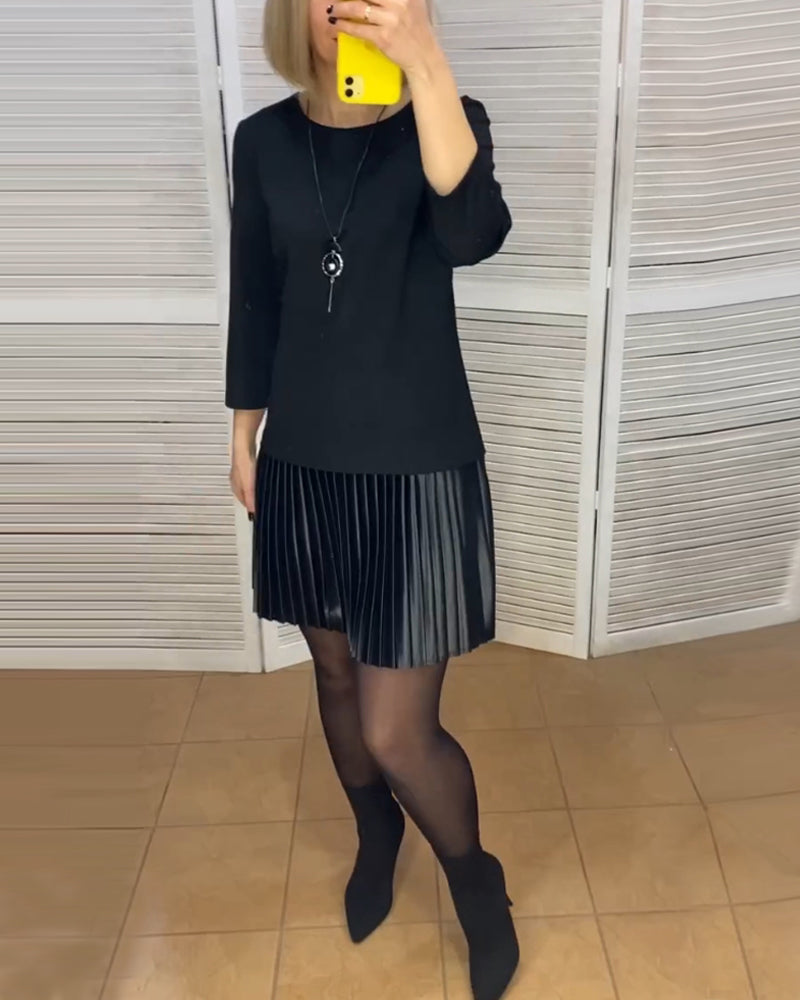 Klänning med veckade paneler och enfärgade