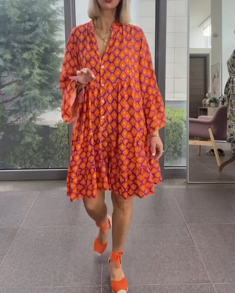 Klänning med V-ringning och elegant stil och tryck