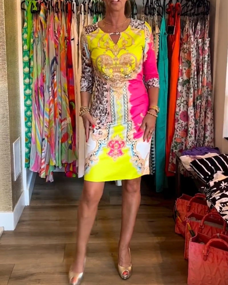 Halvärm utskuren klänning med tryck