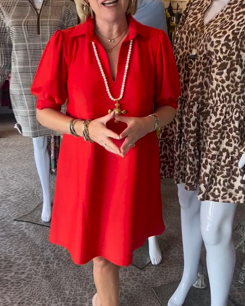 Enfärgad klänning med puffärm