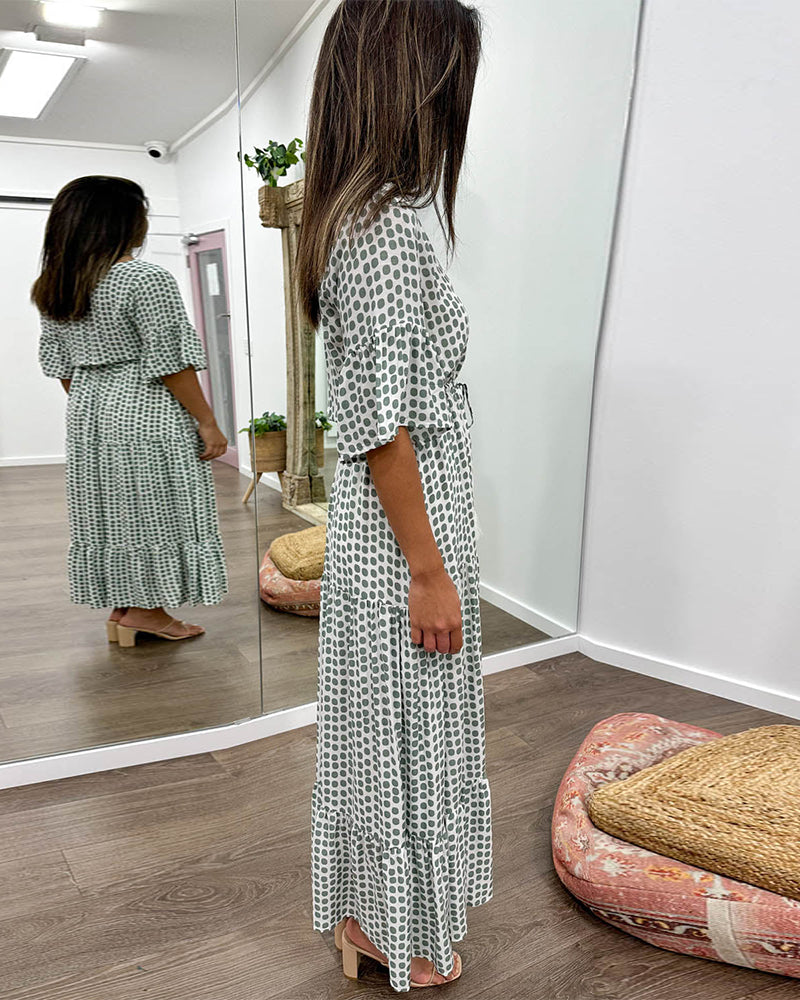 Pricktryckt klänning med V-ringad dragsko