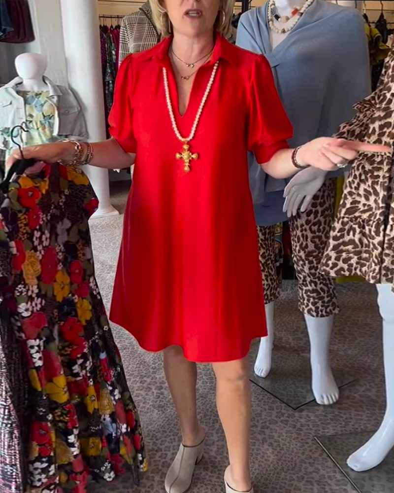 Enfärgad klänning med puffärm