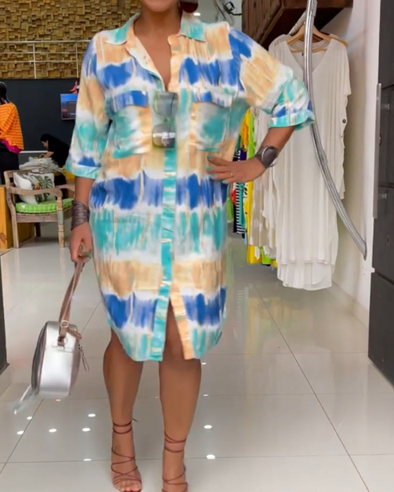 Halvärmad klänning med tryck och knapp