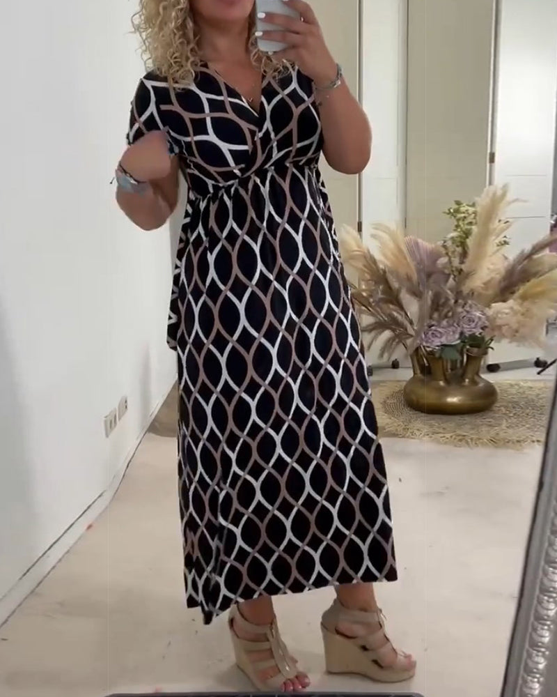 Kortärmad klänning med diamanttryck