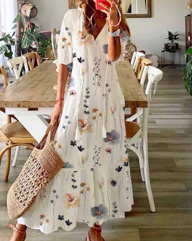 Klänning med blommönster och v-ringning