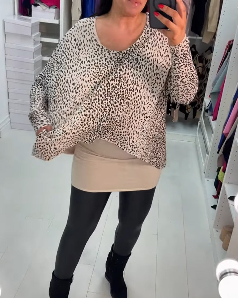 Långärmad topp med leopardmönstret och rund hals