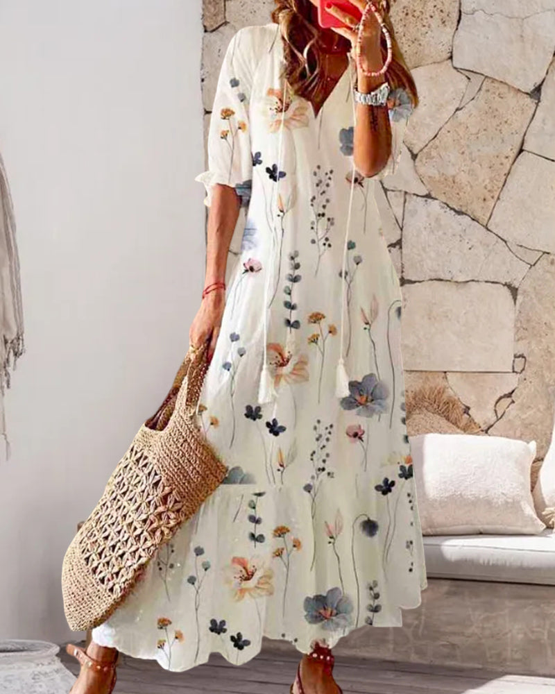 Klänning med blommönster och v-ringning