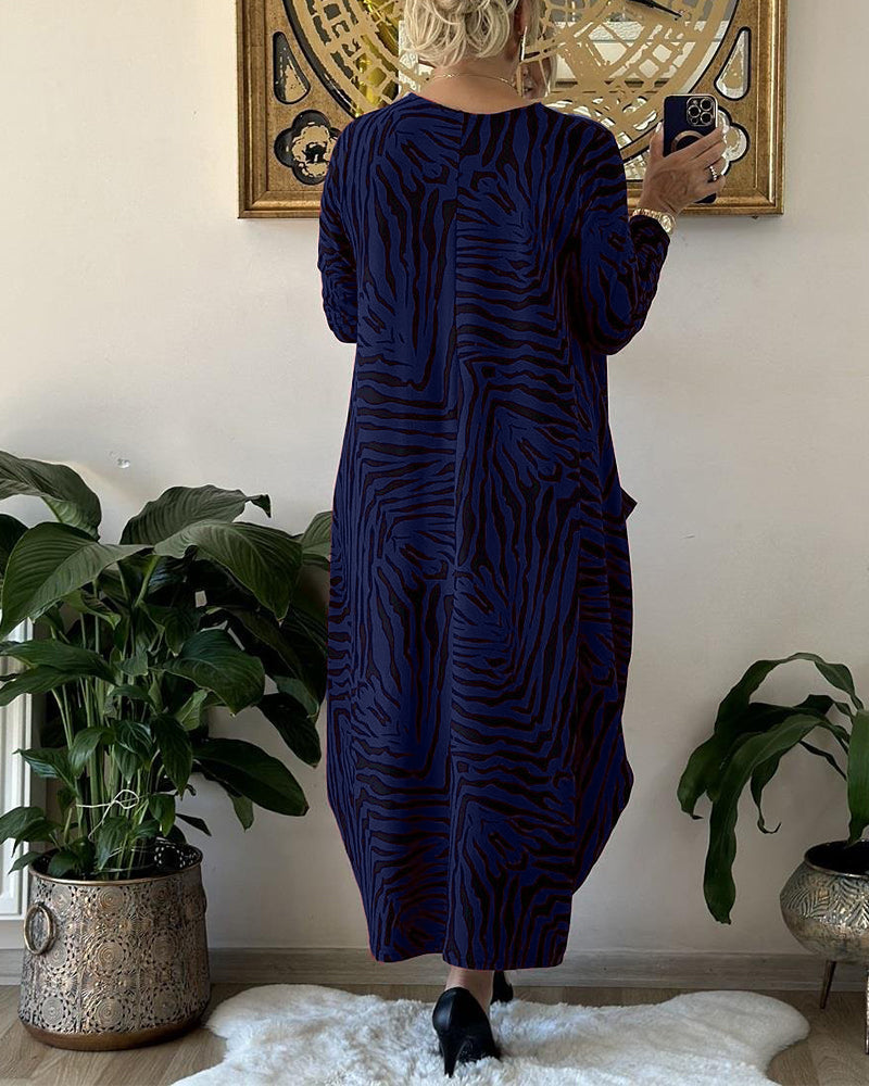 Lös modeklänning med tryck och fickor