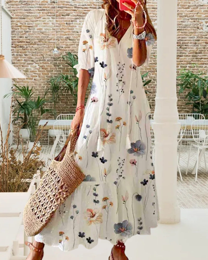 Klänning med blommönster och v-ringning