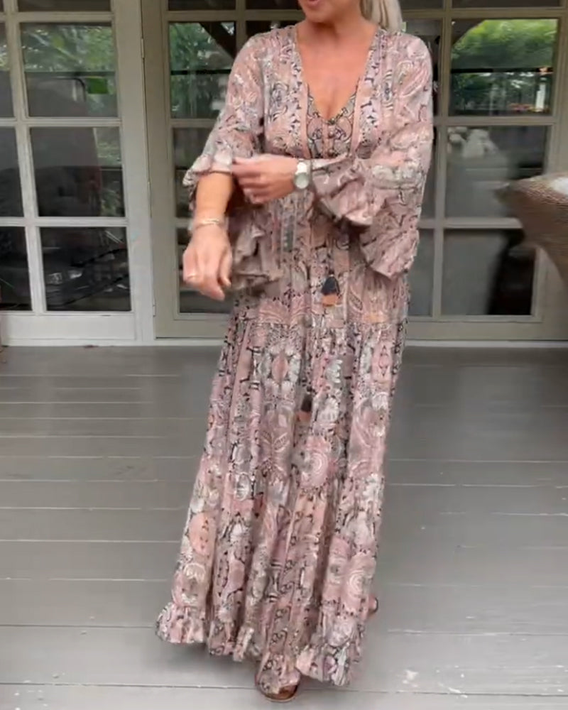 Klänning med volangärm och V-ringning