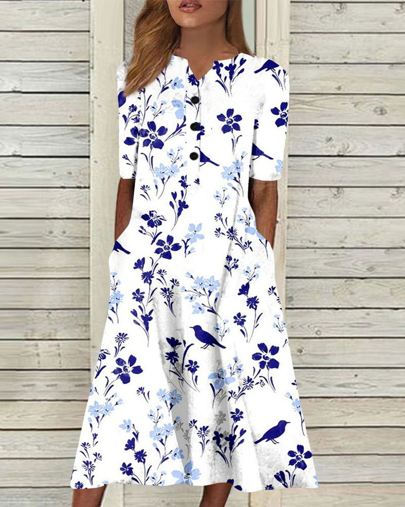 Klänning i blommönster och fickor