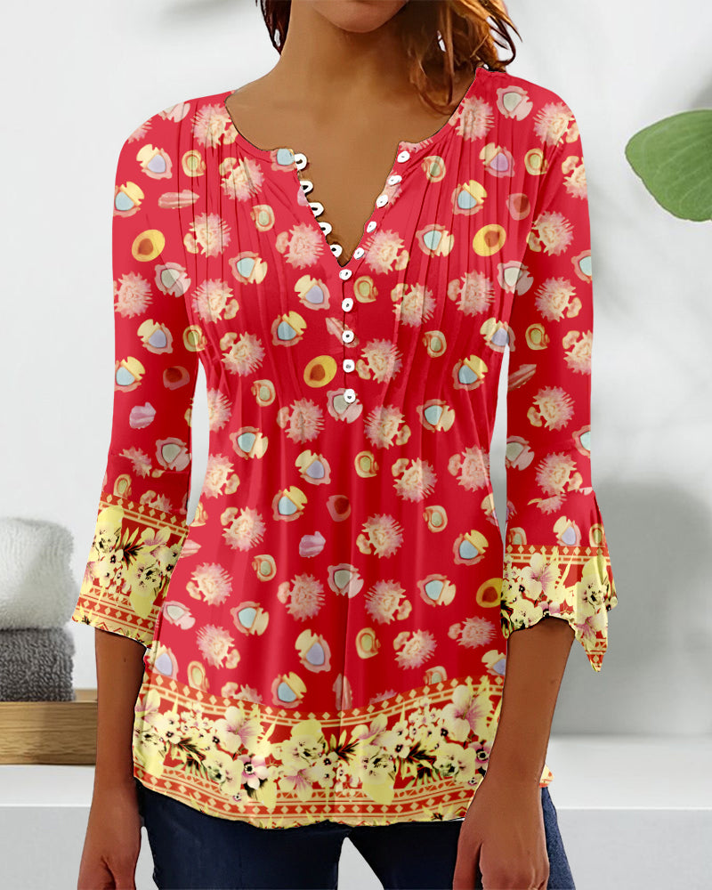 V-ringad blus med knapp i tryck och 3/4-ärm