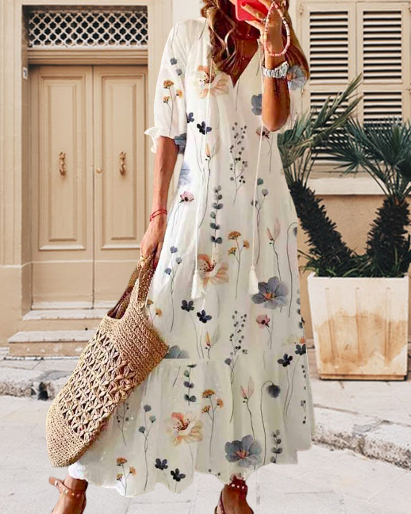 Klänning med blommönster och v-ringning