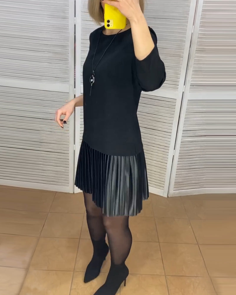 Klänning med veckade paneler och enfärgade