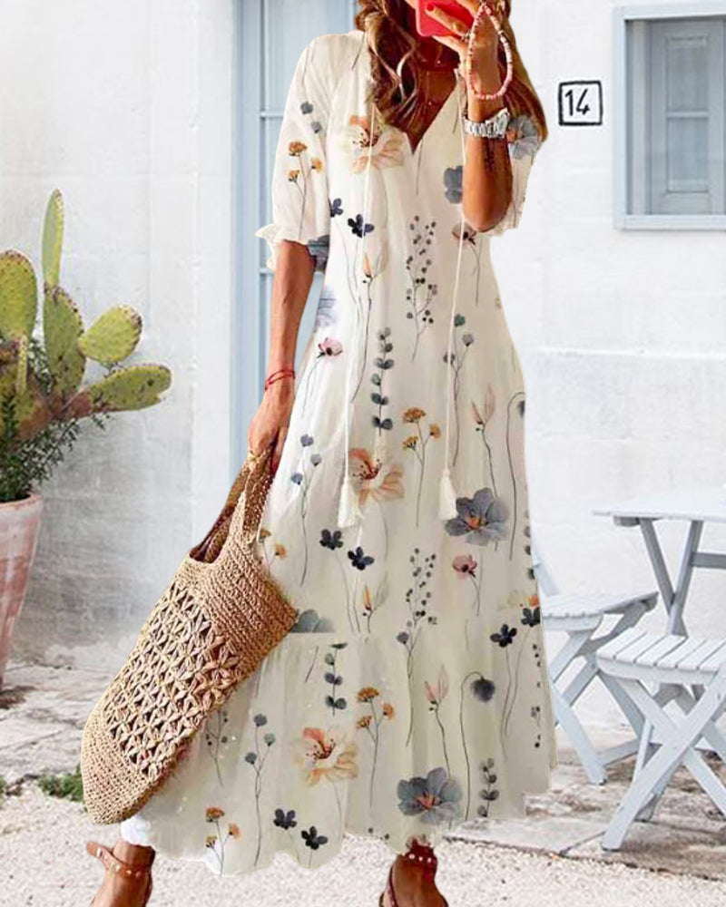 Klänning med blommönster och v-ringning