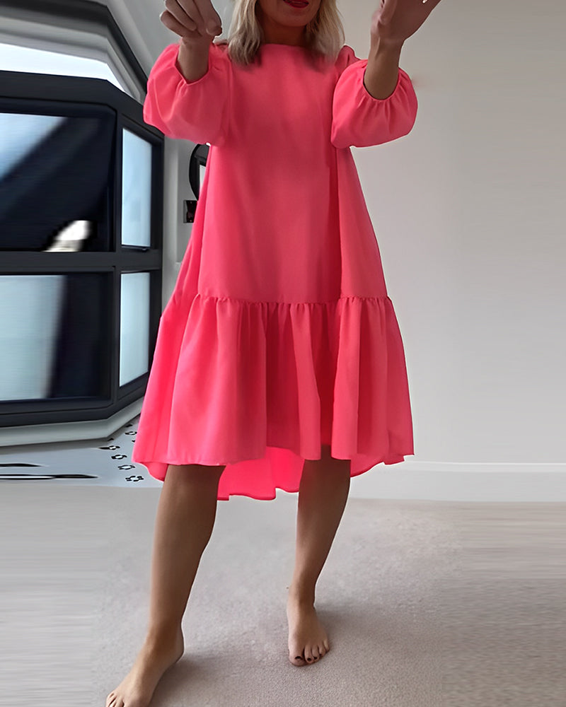 Enfärgad långärmad klänning med rund hals