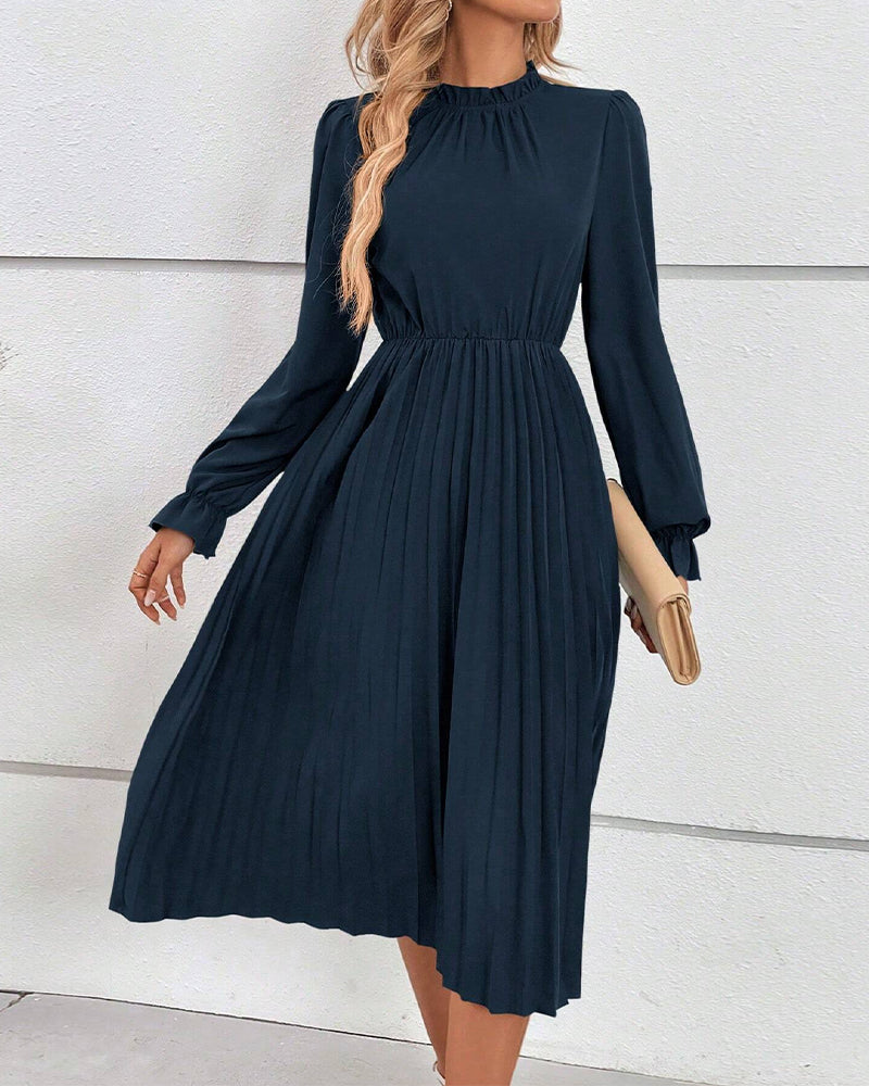 Plisserad enfärgad elegant klänning