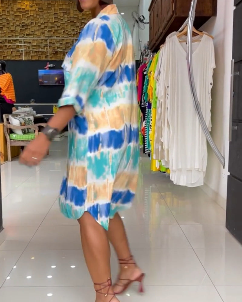 Halvärmad klänning med tryck och knapp