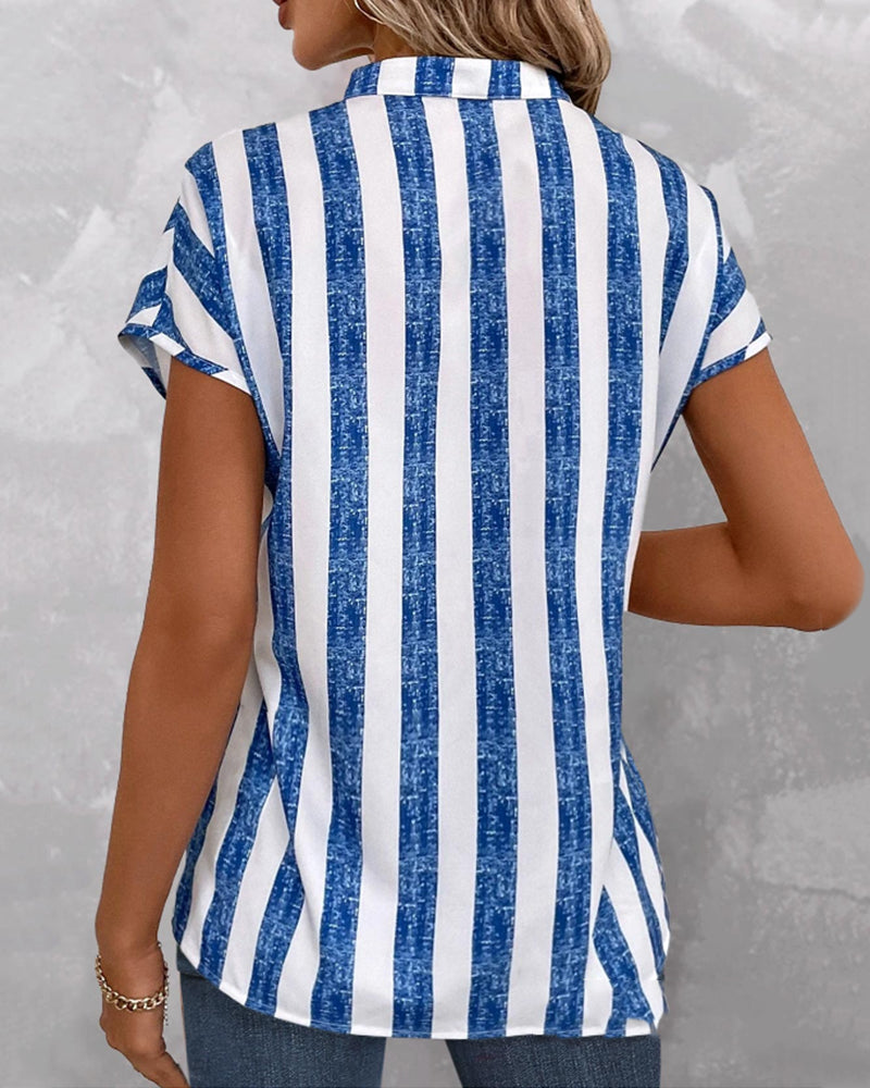 Randig blus med v-ringning