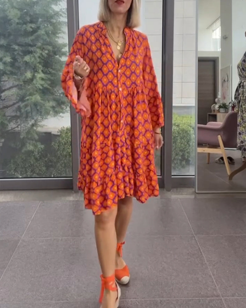 Klänning med V-ringning och elegant stil och tryck