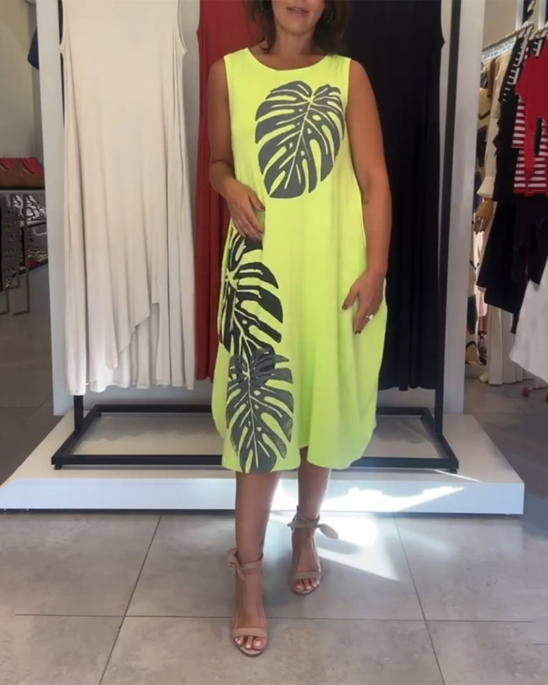 Klänning med ärmar och bladtryck