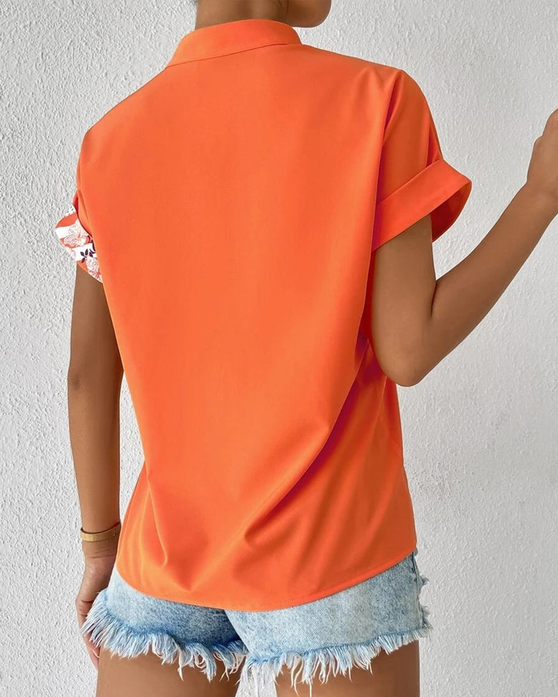 Blus i panel med blommönster med knapp och kort ärm