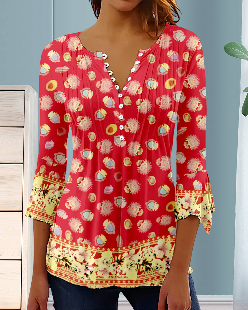 V-ringad blus med knapp i tryck och 3/4-ärm